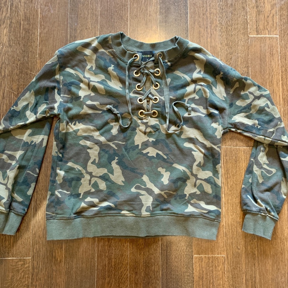 Camo long sleeve sweatshirt!